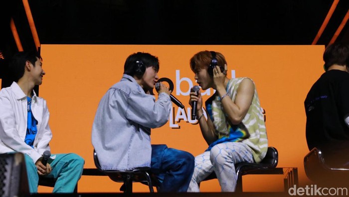 Potret NCT Dream Main Games Bisik-bisik, Seru Banget! Setelah tampil membuka Allo Bank Festival dengan lagu Hot Sauce dan Ridin', NCT Dream kembali naik panggung. Kali ini buat berbincang dan juga main games, Jumat, 20/5/2022.