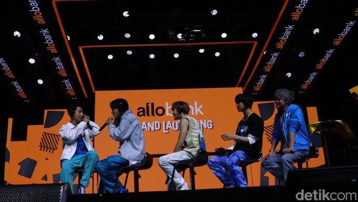 Potret NCT Dream Main Games Bisik-bisik, Seru Banget! Setelah tampil membuka Allo Bank Festival dengan lagu Hot Sauce dan Ridin', NCT Dream kembali naik panggung. Kali ini buat berbincang dan juga main games, Jumat, 20/5/2022.