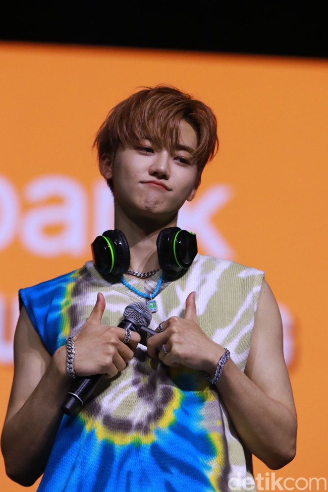 Tak tampil serupa, beberapa outfit personel dibuat berbeda seperti Chenle yang mengenakan kardigan sedangkan Jaemin memakai kaus tie dye tanpa lengan. Foto: Rafida Fauzia