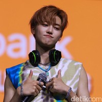 Tak tampil serupa, beberapa outfit personel dibuat berbeda seperti Chenle yang mengenakan kardigan sedangkan Jaemin memakai kaus tie dye tanpa lengan. Foto: Rafida Fauzia