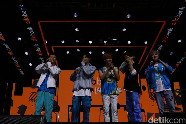 Untuk membawakan lagu Hello Future dan Glitch Mode, NCT Dream yang datang ke Indonesia setelah tiga tahun untuk tampil di Allo Bank Festival mengenakan padanan jeans. Busana yang familiar karena digunakan dalam promosi Glitch Mode itu juga hadir dengan nuansa biru dan putih.Foto: Rafida Fauzia