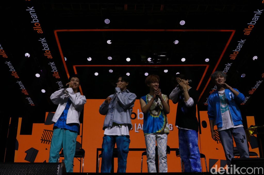 Setelah tampil membuka Allo Bank Festival dengan lagu Hot Sauce dan Ridin', NCT Dream kembali naik panggung. Kali ini buat berbincang dan juga main games, Jumat, 20/5/2022.