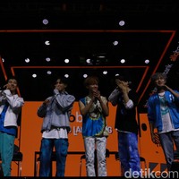 Untuk membawakan lagu Hello Future dan Glitch Mode, NCT Dream yang datang ke Indonesia setelah tiga tahun untuk tampil di Allo Bank Festival mengenakan padanan jeans. Busana yang familiar karena digunakan dalam promosi Glitch Mode itu juga hadir dengan nuansa biru dan putih.Foto: Rafida Fauzia