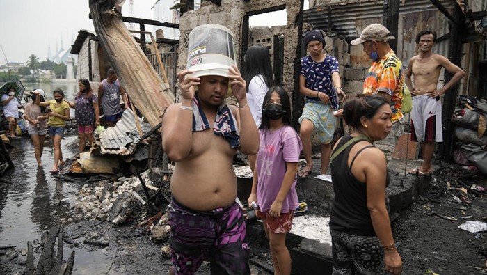 Kebakaran menghanguskan sejumlah rumah warga di permukiman kumuh Filipina. Tak sedikit warga yang nekat masuk ke danau demi mengais sisa-sisa kebakaran.