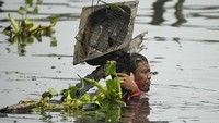 Kebanyakan yang dikumpulkan warga adalah potongan-potongan logam sisa kebakaran di area tersebut.
