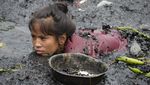 Potret Warga Filipina Nyemplung ke Lumpur Cari Sisa Kebakaran