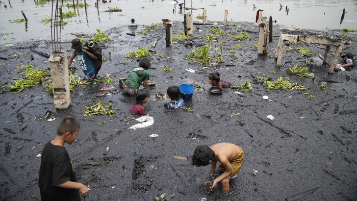 Potret Warga Filipina Nyemplung Danau Demi Kais Sisa-sisa Kebakaran Kebakaran menghanguskan sejumlah rumah warga di permukiman kumuh Filipina. Tak sedikit warga yang nekat masuk ke danau demi mengais sisa-sisa kebakaran.