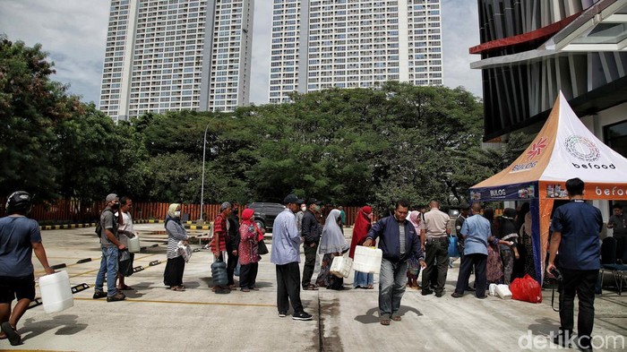 Potret Warga Jakarta Ramai-ramai Antre Beli Migor Curah Bersubsidi Antrean warga yang hendak membeli minyak goreng curah bersubsidi masih terlihat di Jakarta. Mereka antre demi beli minyak goreng seharga Rp 14 ribu-Rp 15 ribu.