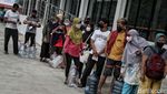 Antrean Minyak Goreng Curah Subsidi Masih Terlihat di Jakarta