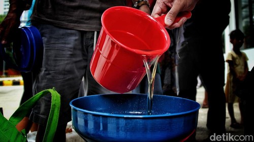 Antrean warga yang hendak membeli minyak goreng curah bersubsidi masih terlihat di Jakarta. Mereka antre demi beli minyak goreng seharga Rp 14 ribu-Rp 15 ribu.
