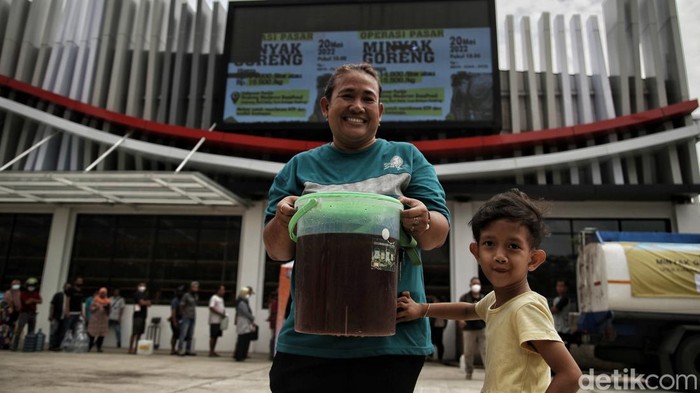 Antrean warga yang hendak membeli minyak goreng curah bersubsidi masih terlihat di Jakarta. Mereka antre demi beli minyak goreng seharga Rp 14 ribu-Rp 15 ribu.