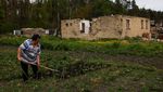 Potret Warga Ukraina Kembali ke Desa yang Direbut dari Rusia