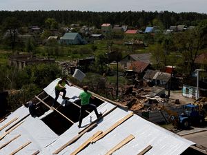 Potret Warga Ukraina Kembali ke Desa yang Direbut dari Rusia
