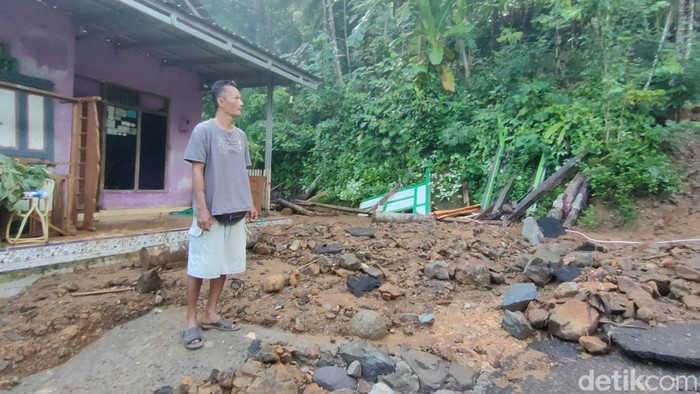 Pramono menunjukkan lokasi banjir bandang yang melanda Dusun Plampang II, Kalurahan Kalirejo, Kapanewon Kokap, Kabupaten Kulon Progo, DIY, Jumat (20/5/2022).