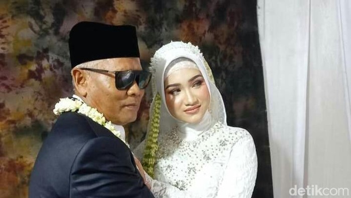 Pria 63 tahun nikahin gadis 19 tahun di Cirebon
