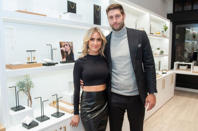 Atlet football Jay Cutler mengaku operasi vasektomi untuk memastikan dia tidak bisa menambah anak lagi. Jay memutuskan menjalani prosedur tersebut setelah dikaruniai tiga anak dari mantan istrinya Kristin Cavallari. Foto: Getty Images