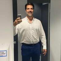 Komedian dan aktor Rob Delaney memutuskan operasi vasektomi karena tidak ingin memiliki anak lagi. Dia pun membagikan pengalamannya selama operasi lewat sebuah essay yang diterbitkan The Guardian. Vasektomi dilakukan dengan cara mengikat dan memotong saluran sperma yang ada di kanan dan kiri organ reproduksi pria. Foto: Instagram