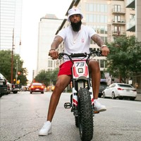 Rapper Slim Thug memutuskan tiga anak cukup baginya. Pada 2013, dia menjalani vasektomi dan menyebarkan kabar itu lewat Twitter. #NoNewKids #NoNewBabymamas #NoMoChildSupport #NoLittleGirl just me and my 3 Boyz, cuitnya kala itu. Foto: Instagram