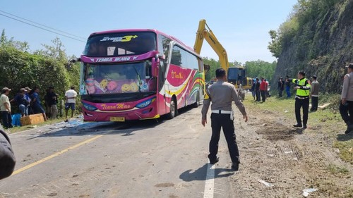 Proses evakuasi Bus terguling di Sumbawa