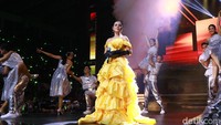Raisa tampil stunning dengan gaun berwarna mustard.