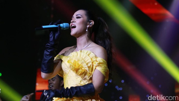 Raisa Tampil Memukau di Panggung Allo Bank Festival 2022 Raisa turut memeriahkan Allo Bank Festival 2022 di Istora Senayan, Jakarta. Penampilannya begitu memukau, Jumat, 20/5/2022.