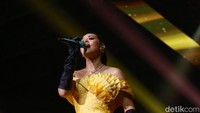 Raisa tampil begitu memukau dengan sejumlah lagu andalannya di panggung Allo Bank Festival 2022 di Senayan, Jakarta, Jumat, (20/5/2022).