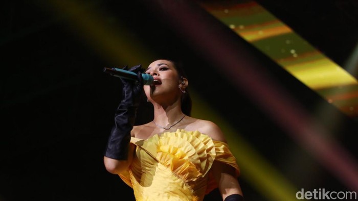 Raisa Tampil Memukau di Panggung Allo Bank Festival 2022 Raisa turut memeriahkan Allo Bank Festival 2022 di Istora Senayan, Jakarta. Penampilannya begitu memukau, Jumat, 20/5/2022.