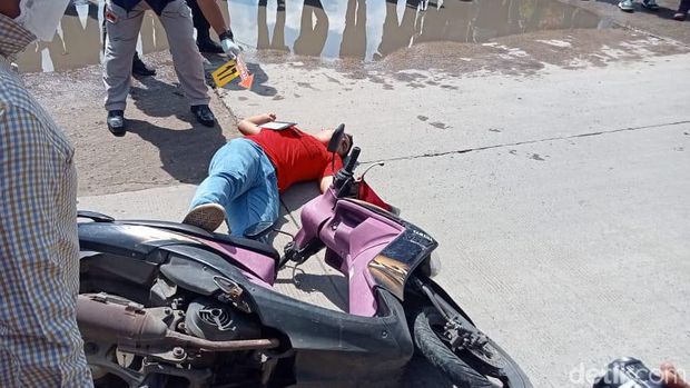 rekonstruksi detik-detik oknum Brimob suruhan eks  Kasatpol PP Makassar tembak mati pegawai Dishub (detikSulsel/Muh Ishak Agus)