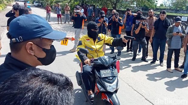 rekonstruksi detik-detik oknum Brimob suruhan eks  Kasatpol PP Makassar tembak mati pegawai Dishub (detikSulsel/Muh Ishak Agus)