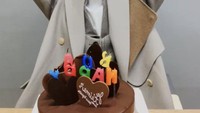 Renjun NCT baru genap berusia 22 tahun pada Maret 2022 lalu. Ia terliat berfoto dengan seloyang cake cokelat yang menggiurkan. Foto: dok. Renjun & SM Entertainment
