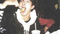 Renjun NCT diketahui suka kulineran. Ia lahap menikmati makanan kentang goreng dan burger di salah satu restoran. Foto: dok. Renjun & SM Entertainment