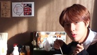 Tak hanya burger, tapi Renjun NCT juga menyukai ramyeon. Ia tampak menikmatinya sekali. Foto: dok. Renjun & SM Entertainment
