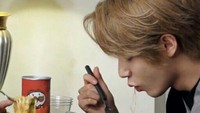 Momen Renjun menikmati ramyeon lain juga pernah dibagikan. Saat itu ia menikmati ramyeon instan kemasan cup. Foto: dok. Renjun & SM Entertainment
