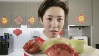 Dumpling buatan Renjun tampak lezat. Ia menggunakan kulit adonan berwarna merah dan hijau muda. Renjun tampak senang dengan hasil masakannya. Foto: dok. Renjun & SM Entertainment