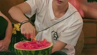 Pada suatu program bersama member NCT Dream lainnya, Renjun tampak membuat olahan buah semangka yang menyegarkan. Apalagi saat itu sedang musim panas di Korea. Foto: dok. Renjun & SM Entertainment