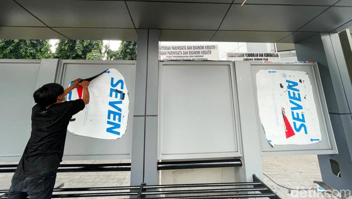 Revitalisasi Halte di Jalan MT Haryono Sejumlah pekerja tengah menyelesaikan proyek revitalisasi halte bus di Jalan MT Haryono, Jakarta, Jumat (20/05/222). Perbaikan halte-halte yang sudah tua dan memperbarui halte agar warga semakin nyaman saat menaiki angkutan umum.