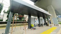 Sejumlah pekerja tengah menyelesaikan proyek revitalisasi halte di Jalan MT Haryono, Jakarta, Jumat (20/5/222).