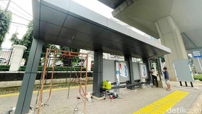 Sejumlah pekerja tengah menyelesaikan proyek revitalisasi halte bus di Jalan MT Haryono, Jakarta, Jumat (20/05/222). Perbaikan halte-halte yang sudah tua dan memperbarui halte agar warga semakin nyaman saat menaiki angkutan umum.