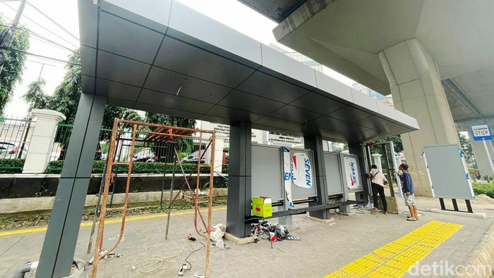 Revitalisasi Halte di Jalan MT Haryono Sejumlah pekerja tengah menyelesaikan proyek revitalisasi halte bus di Jalan MT Haryono, Jakarta, Jumat (20/05/222). Perbaikan halte-halte yang sudah tua dan memperbarui halte agar warga semakin nyaman saat menaiki angkutan umum.