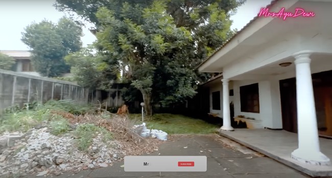 Rumah yang masih berbentuk bangunan tua yang didominasi warna putih itu nantinya akan direnovasi oleh Luna Maya. Luna sendiri memang sengaja membeli rumah tersebut untuk nantinya disambungkan dengan rumah lamanya yang terletak di sampingnya. Foto: YouTube/Ayu Dewi
