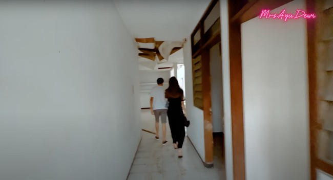 Bagian dalam rumah tersebut memang terlihat sudah usang dan tidak terawat. Oleh karena itu Luna berniat menghancurkannya dan membangunnya ulang. Foto: YouTube/Ayu Dewi