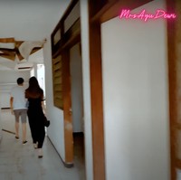 Bagian dalam rumah tersebut memang terlihat sudah usang dan tidak terawat. Oleh karena itu Luna berniat menghancurkannya dan membangunnya ulang. Foto: YouTube/Ayu Dewi