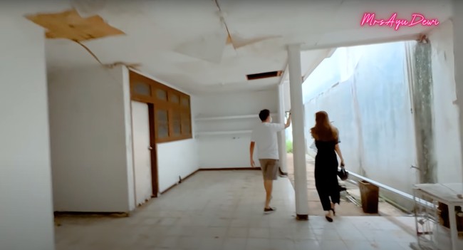Bersama Ayu Dewi dan suaminya, ketiganya tampak berkeliling melihat kondisi rumah. Nantinya jika sudah digabung, rumah Luna Maya akan memiliki luas sekitar 2000 meter persegi. Foto: YouTube/Ayu Dewi