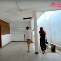 Bersama Ayu Dewi dan suaminya, ketiganya tampak berkeliling melihat kondisi rumah. Nantinya jika sudah digabung, rumah Luna Maya akan memiliki luas sekitar 2000 meter persegi. Foto: YouTube/Ayu Dewi