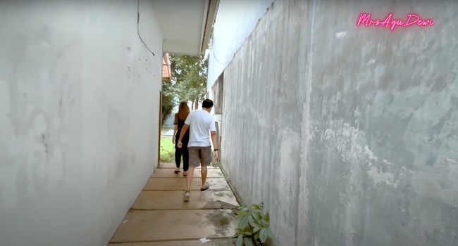 Di bagian samping rumah terdapat lorong yang menghubungkan ke halaman belakang rumah. Luna Maya, Ayu Dewi, dan suami Ayu Dewi pun tampak menyusuri lorong tersebut untuk melihat halaman belakang rumah. Foto: YouTube/Ayu Dewi