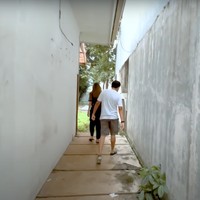 Di bagian samping rumah terdapat lorong yang menghubungkan ke halaman belakang rumah. Luna Maya, Ayu Dewi, dan suami Ayu Dewi pun tampak menyusuri lorong tersebut untuk melihat halaman belakang rumah. Foto: YouTube/Ayu Dewi