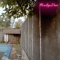 Pada bagian belakang rumah terdapat kolam renang yang cukup luas. Di dekat kolam renang tersebut terlihat sebuah pendopo yang sudah usang. Foto: YouTube/Ayu Dewi