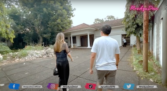 Melalui kanal YouTube milik Ayu Dewi, Luna Maya tampak memamerkan rumah yang baru saja dibelinya. Tak tanggung-tanggung, rumah tersebut memiliki luas 1.000 meter persegi. Foto: YouTube/Ayu Dewi
