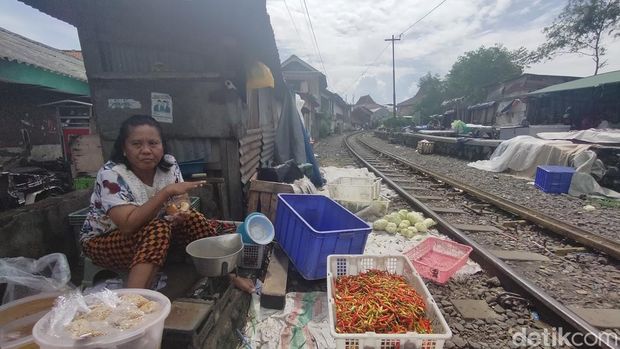 Rumah di bantaran rel kereta hingga viaduk Surabaya