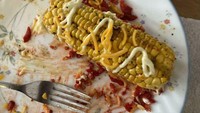 Repot nggak sih kalau makan jagung tapi masih utuh begini? Dok. Boredpanda